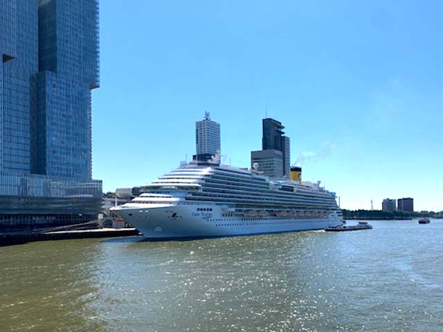 Costa Diadema aan Cruise Terminal Rotterdam